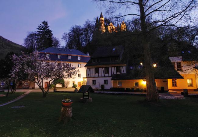 Die Klostermühle unterhalb des Klosters Arnstein, bei Nacht
